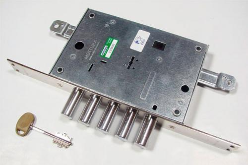 Устройство дверного замка с защелкой. Разберем устройство замков входной двери