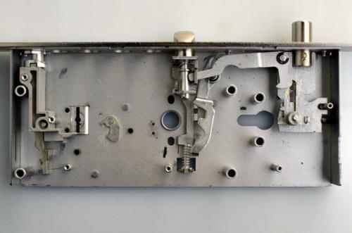 Устройство дверного замка с защелкой. Разберем устройство замков входной двери