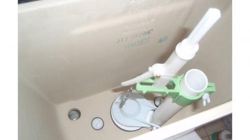 Установка арматура сливного бачка с боковой подводкой воды. Последовательность операций по установке конструкционных элементов