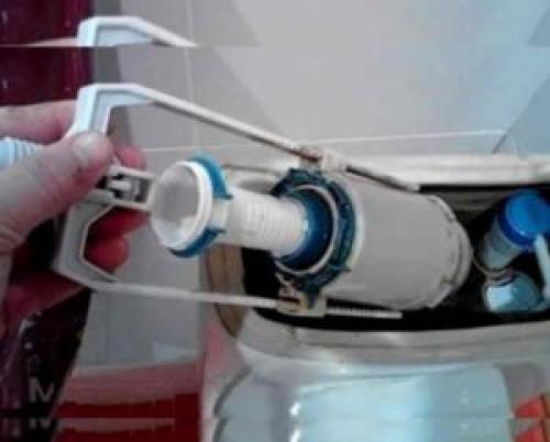 Как выбрать внутренности для бачка унитаза. Внутренности сливного бачка: устройство и ремонт деталей