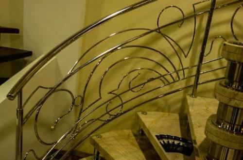 Ограждение лестницы из нержавеющей стали. Перила — деталь лестничного марша