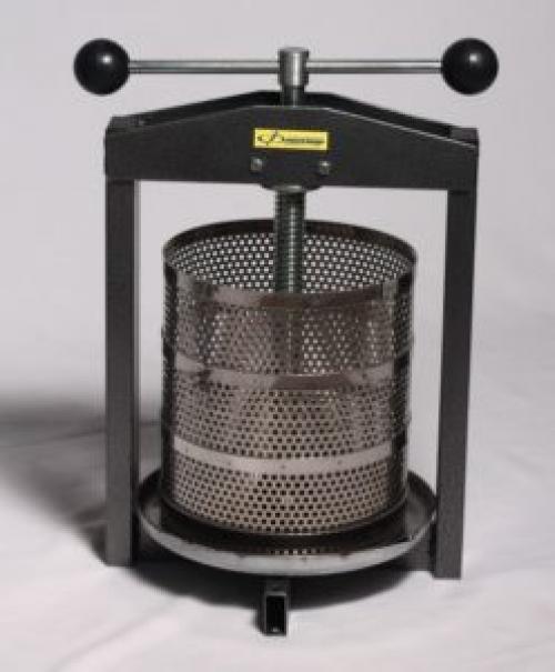 На какой соковыжималке лучше делать томатный сок. Шнековые электрические и ручные соковыжималки для томатов: особенности, плюсы и минусы 04