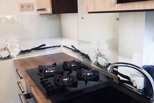 Что можно положить поверх плитки. Чем покрыть плитку на кухне — новое на старое