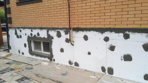 Можно ли проводить утепление цоколя своими руками. Требования к цокольному утеплителю