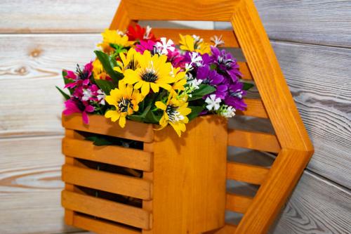 Как сделать цветочный горшок своими руками. Горшки для цветов из пластиковых бутылок своими руками 04