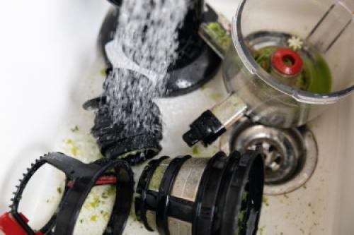 Как правильно чистить и ухаживать за соковыжималкой для томатов. 