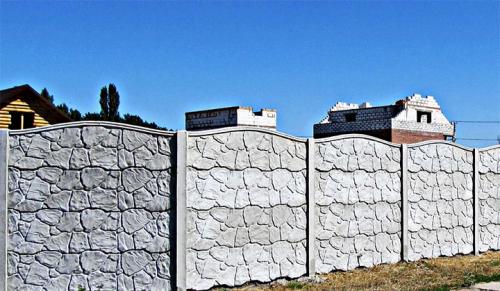 Бетонные плиты для забора. Заборы из бетонных панелей: виды, плюсы, производители, этапы создания