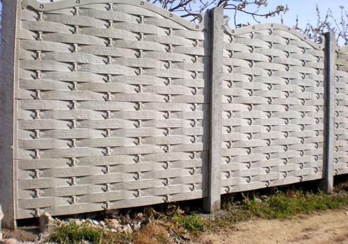 Бетонные плиты для забора. Заборы из бетонных панелей: виды, плюсы, производители, этапы создания