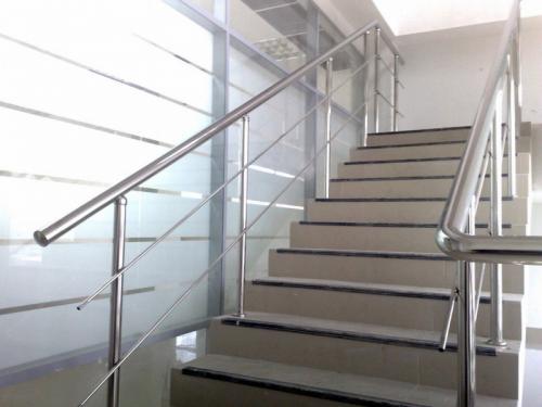 Изготовление перил из нержавейки. Область применения и конструкционные особенности ограждений и поручней из нержавейки