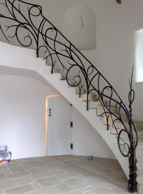 Установка перил на бетонную лестницу. Металлические конструкции