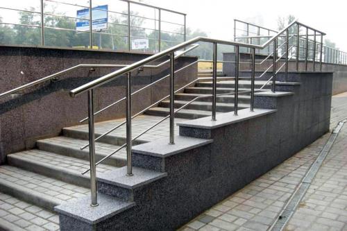 Изготовление перил из нержавейки. Область применения и конструкционные особенности ограждений и поручней из нержавейки