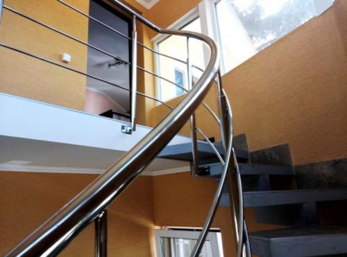 Изготовление перил из нержавейки. Область применения и конструкционные особенности ограждений и поручней из нержавейки