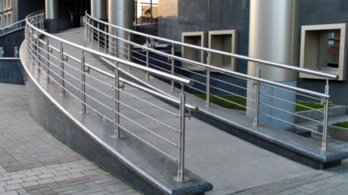 Изготовление перил из нержавейки. Область применения и конструкционные особенности ограждений и поручней из нержавейки