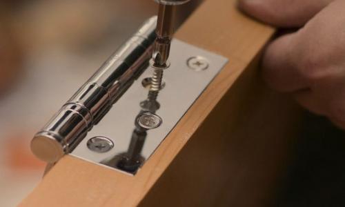 Как отбалансировать дверь, если она скрипит или не закрывается плотно. Как отрегулировать межкомнатную дверь самостоятельно?