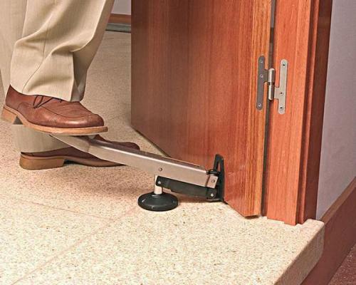 Как убрать трещины на поверхности дверного полотна. Подготовительные работы для проведения реставрации дверей