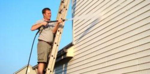 Чем отмыть сайдинг от зелени. Основы ухода за пластиковым покрытием фасада