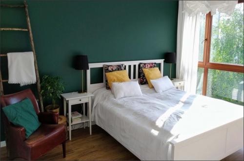 Прикроватная тумба преимущества. САМЫЕ МОДНЫЕ ПРИКРОВАТНЫЕ ТУМБОЧКИ: ПРИКРОВАТНАЯ ТУМБОЧКА — СУНДУК И ПРИКРОВАТНАЯ ТУМБОЧКА БЕЗ ЯЩИКОВ