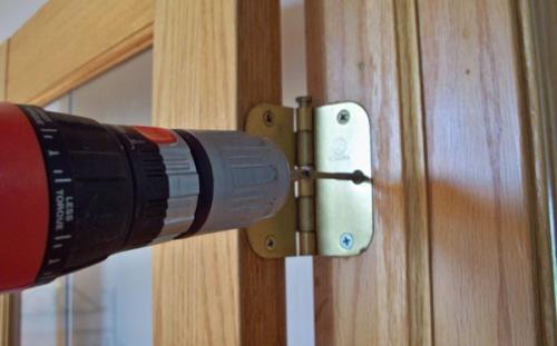 Можно ли провести ремонт двери своими руками без привлечения специалистов. Возможен ли ремонт межкомнатных дверей своими руками