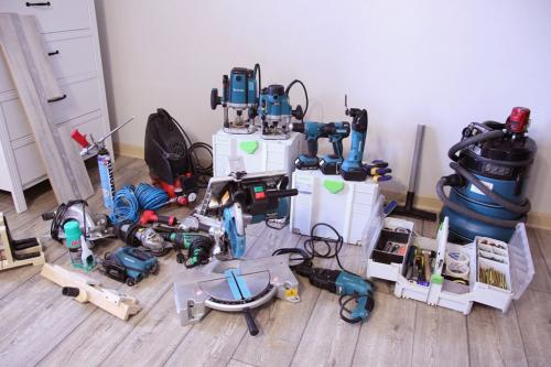 Какие инструменты и материалы необходимы для замены двери. Виды инструментов для установки межкомнатных дверей