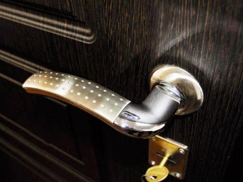 Можно ли заменить дверные ручки самостоятельно или требуется профессионал. Замена ручки на металлической двери