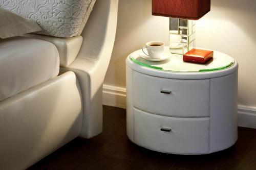 Описание прикроватной тумбы. Разнообразие прикроватных тумб, их особенности и основные размеры