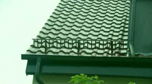 Снегозадержатели на металлочерепицу, какие лучше. Устройство снегозадержания на кровле из металлочерепицы 03