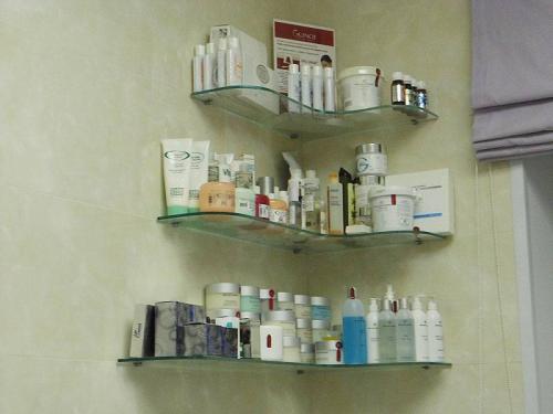 Полочки из стекла. Полки из стекла в квартире 01 Полочки из стекла. Полки из стекла в квартире 01