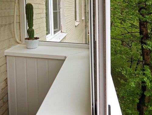 Как установить деревянный подоконник на балконе. Как сделать подоконник на балконе: технология монтажа и примеры реализации