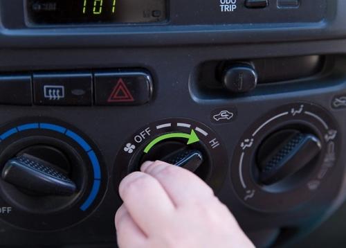 Почему воняет кондиционер в машине. Удаление запахов из кондиционера