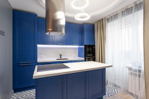 Синие обои на кухне. 109 модных интерьеров кухни в синих тонах