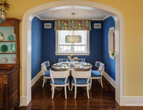 Сочетание синих обоев. Обои синего цвета в интерьере: 10 советов от дизайнера, как сочетать в спальне, кухне, гостиной и детской однотонные покрытия для стен