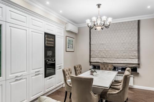 Установка духового шкафа и микроволновки в пенал. На какой высоте встраивать духовку или СВЧ?