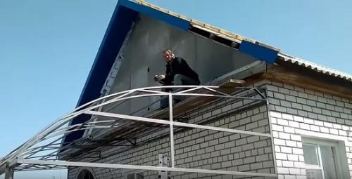 Как сделать навес к дому из поликарбоната. Сотовый поликарбонат 04