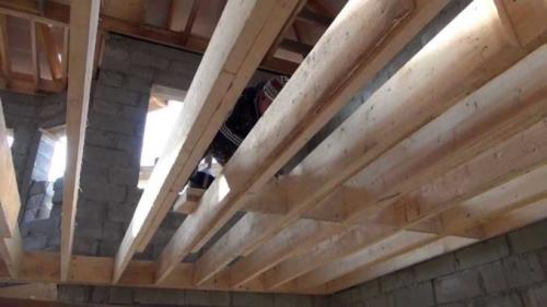 Какую доску использовать для чернового пола. Конструкции перекрытия по деревянным балкам