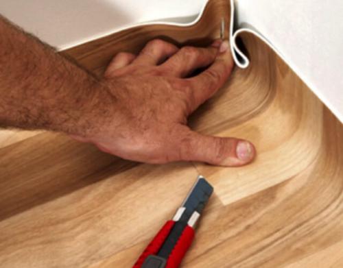 Как постелить линолеум в коридоре с поворотами. Бетонный и деревянный пол 05