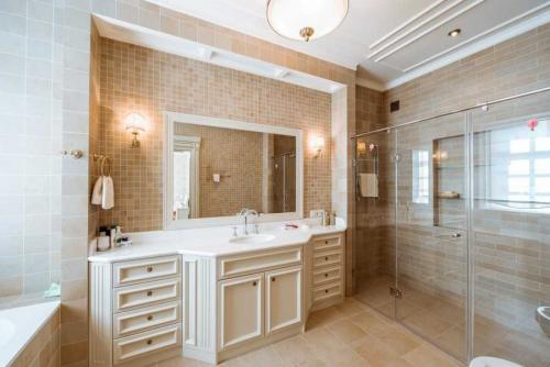 Молдинг для обоев на стену. Молдинги для стен: лучшие идеи оформления в дизайне. 100 фото-идей и варианты декора