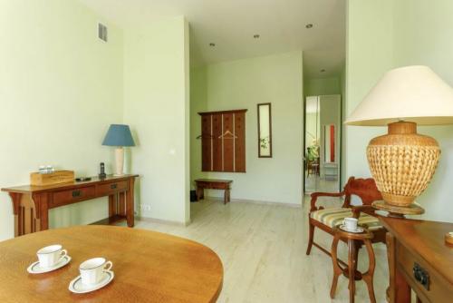 Какие плинтуса лучше для пола. Как выбрать плинтусы для пола – 50 фото и гид по выбору