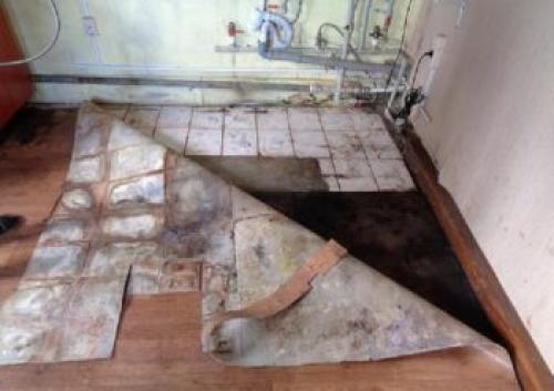 Как постелить линолеум в комнате с мебелью. Замена линолеума без выноса мебели