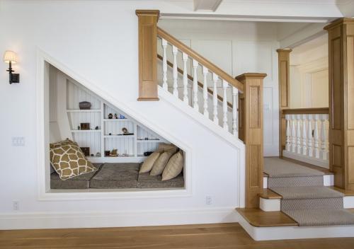 Лестница с поворотом на 90 градусов. Виды поворотных маршевых лестниц