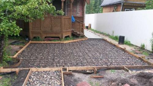 Как сделать площадку под машину на даче своими руками. Площадка под автомобиль: преимущества и применение площадки. Выбор места и размера. Советы по материалам покрытия и навеса. Фото и видео-инструкции по установке