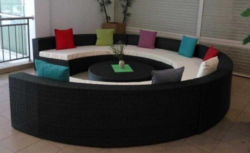Круглые диваны для гостиной. Функциональные возможности и виды трансформации