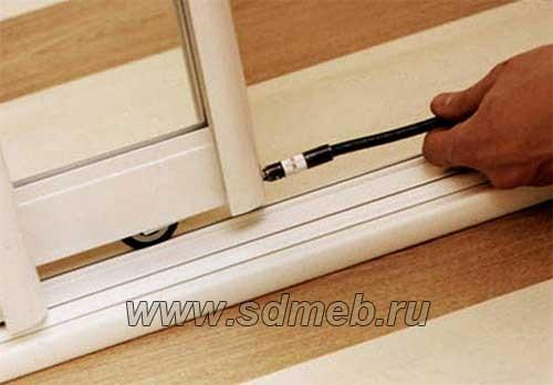 Установка нижней направляющей шкафа купе. Крепление раздвижных дверей шкафа купе: несколько простых шагов