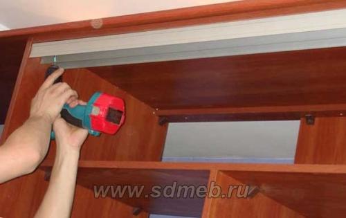 Установка нижней направляющей шкафа купе. Крепление раздвижных дверей шкафа купе: несколько простых шагов