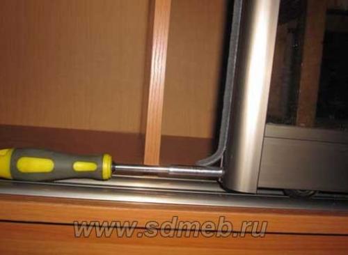Установка нижней направляющей шкафа купе. Крепление раздвижных дверей шкафа купе: несколько простых шагов