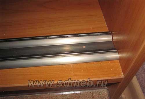 Установка нижней направляющей шкафа купе. Крепление раздвижных дверей шкафа купе: несколько простых шагов