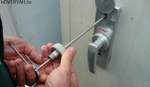 Как починить замок в двери входной заела замочная скважина. Виды и причины поломок замка и их устранение своими руками, вскрытие входной двери