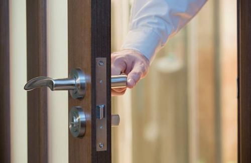 Починка дверного замка. Как починить личинку замка на двери 17