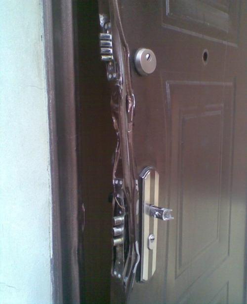 Сменить замки на входной двери. Ситуации, когда требуется сменить замки