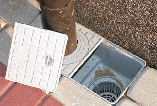 Трубы для слива дождевой воды с крыши. Слив с крыши для воды: виды водосточных систем и рекомендации по их монтажу на кровле