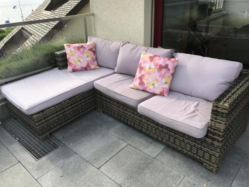 Диван на балкон – размещение и монтаж современных моделей своими руками